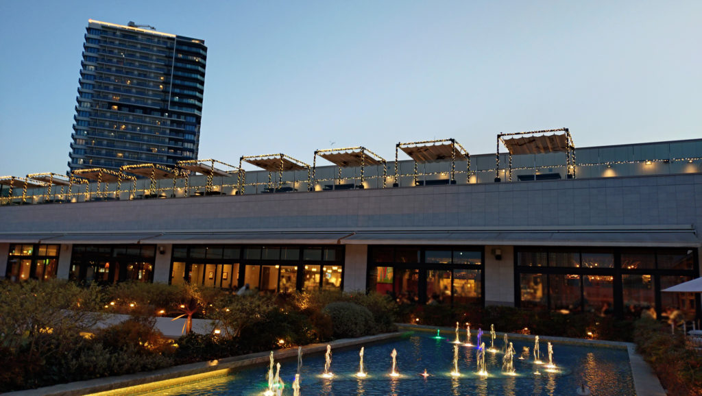 有明ガーデン5F中庭の夕方の写真